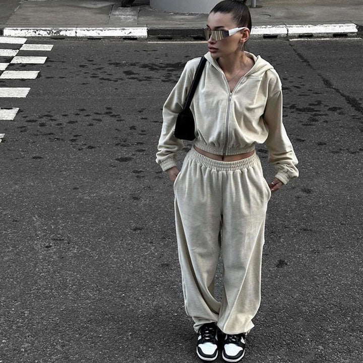 Women's velvet training suit two-piece with cropped hoodie and high waist jogger pants Mune Fashion