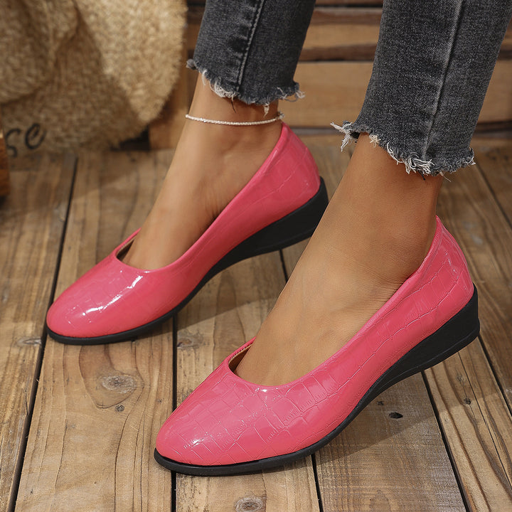 Ladies' elegant ballerina with a light wedge sole and croc embossing Mune Fashion
