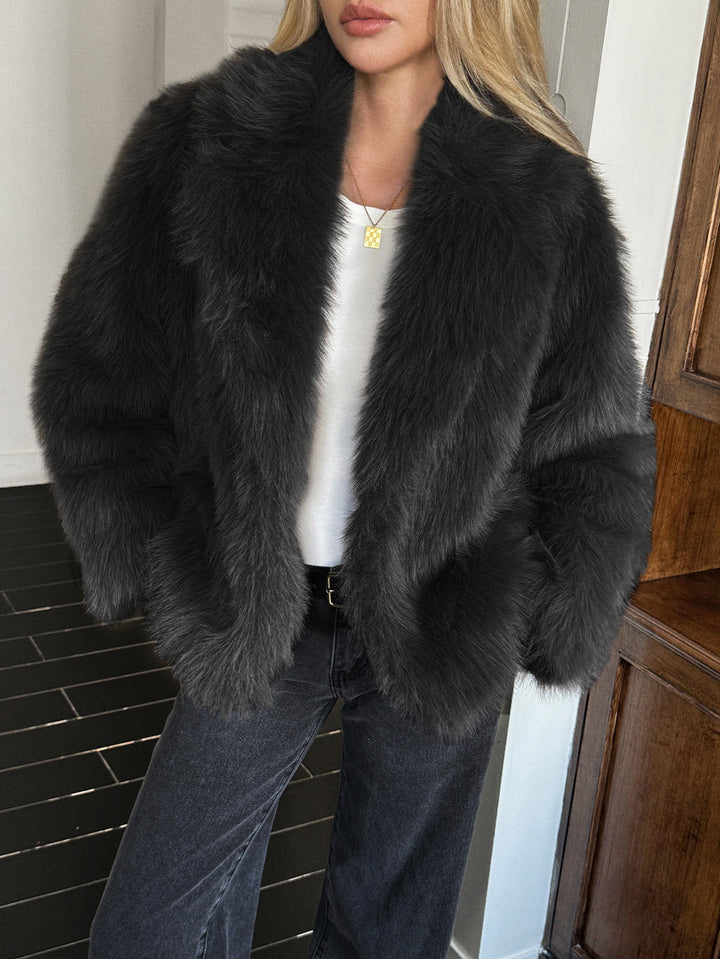 Women's short faux fur coat with voluminous shawl collar, oversized fit and soft texture Mune Fashion