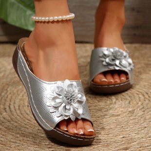 Damen Offene Zehen-Pantoletten mit Blumenapplikation, perforiertem Obermaterial und ergonomischer Keilsohle Mune Fashion