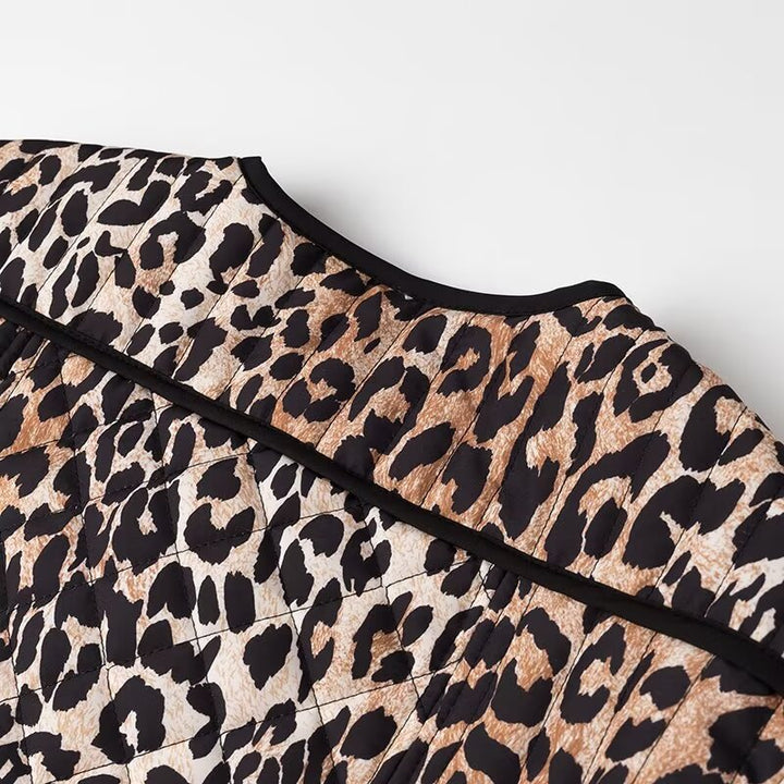 Women's short jacket in oversized cut with leopard jacquard, contrasting piping and flap pockets Mune Fashion
