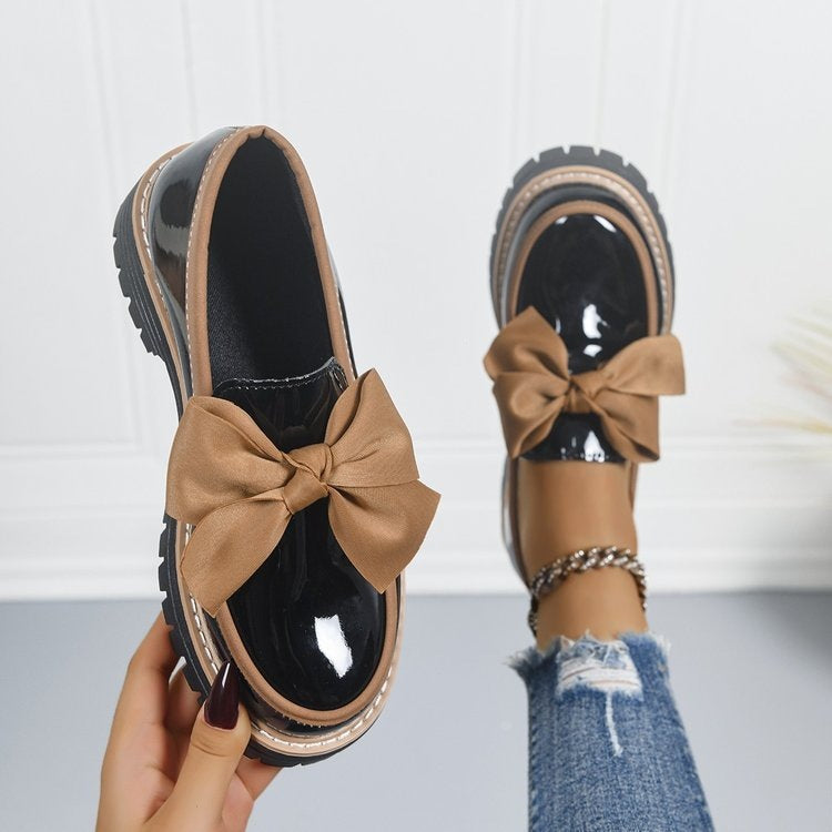 Women's patent leather loafers with large decorative bow and profiled rubber sole Mune Fashion