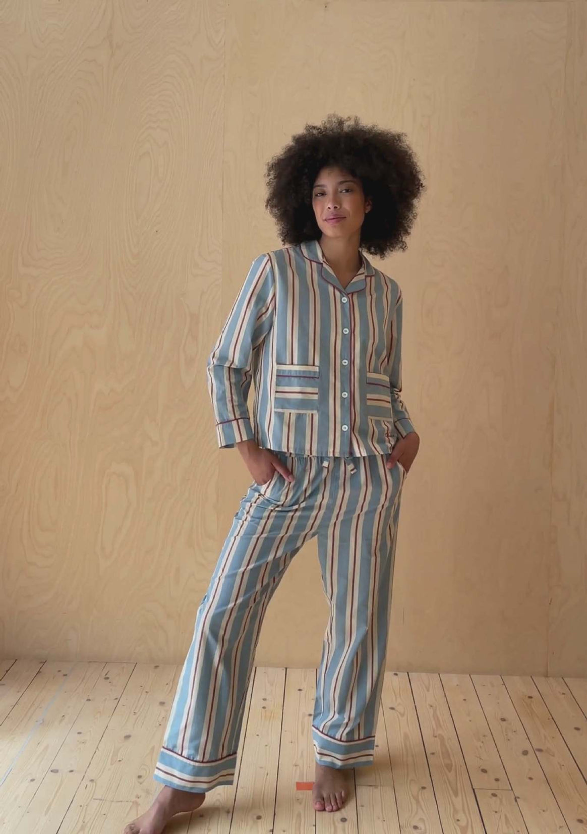 Women's Pajama Set with Trendy Striped Pattern Mune