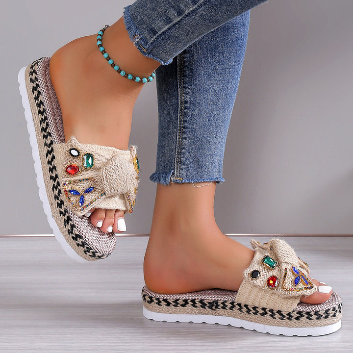 Women hand-decorated knitted mule with crystal-embellished bow strap and woven platform sole Mune Fashion