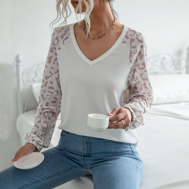 Women's fine-knit V-neck shirt with waffle structure and chiffon leopard sleeves Mune Fashion