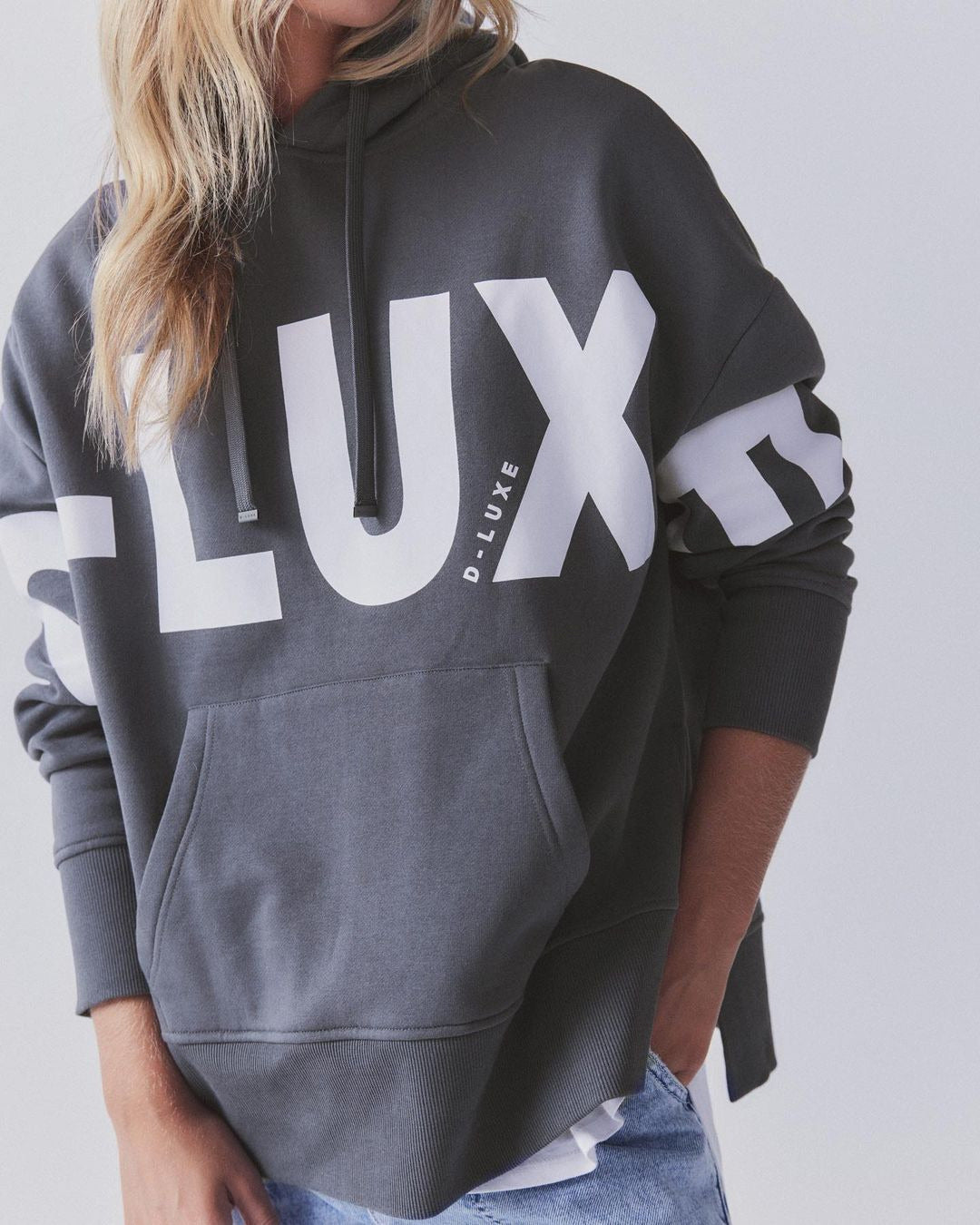 Women's Oversized Hoodie with distinctive logo print, kangaroo pocket and side slits Mune Fashion