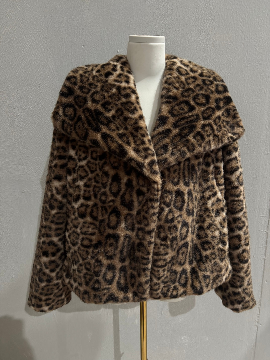 Women's short bolero in boxy cut made of vegan shaggy faux fur with XXL shawl collar Mune Fashion