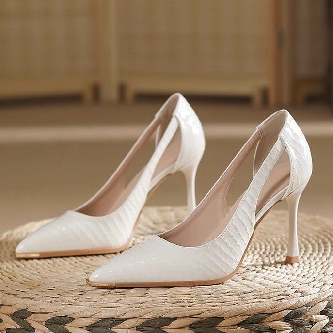 Women's side-cut patent pumps with crocodile embossing and metal cap Mune Fashion