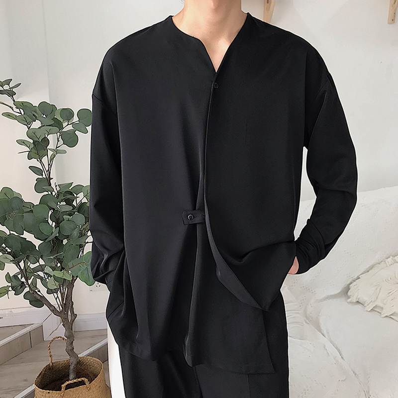 Men's loosely cut V-neck shirt with concealed button placket and band closure Mune Fashion