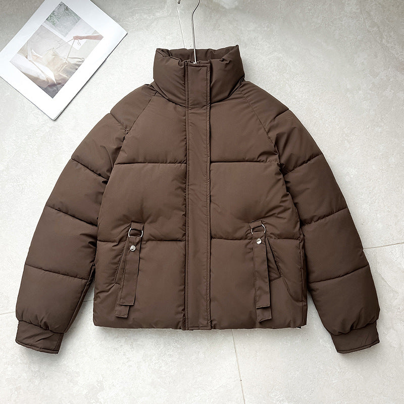Ladies nan short quilted puffer jacket with high stand-up collar, concealed front flap and D-ring pocket application Mune Fashion
