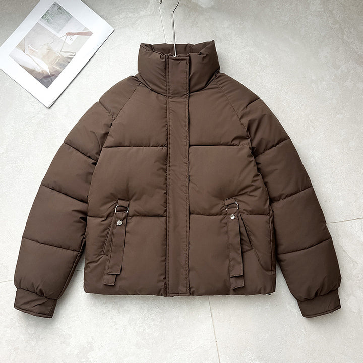 Ladies nan short quilted puffer jacket with high stand-up collar, concealed front flap and D-ring pocket application Mune Fashion
