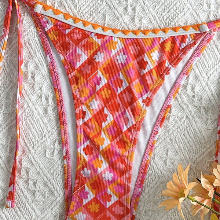 Ladies triangle bikini with playful check pattern and elegant straps Mune Fashion