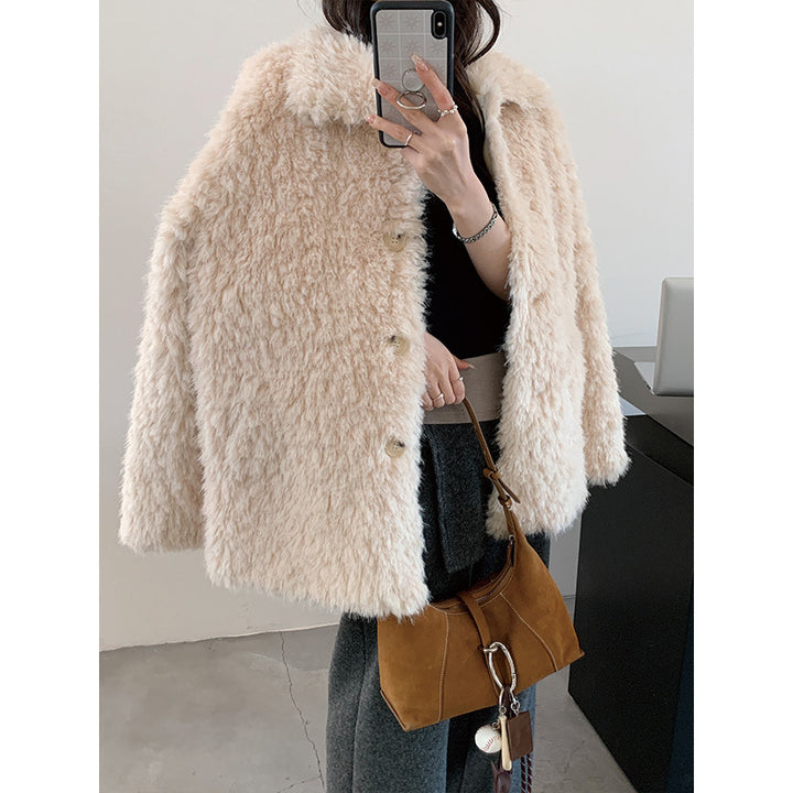 Women Fluffy Teddy Coat made of Faux Fur with Shirt Collar and Boxy Silhouette Mune Fashion