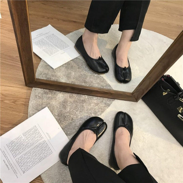 Ladies' ballerinas with elegant slit details and comfortable insole Mune Fashion