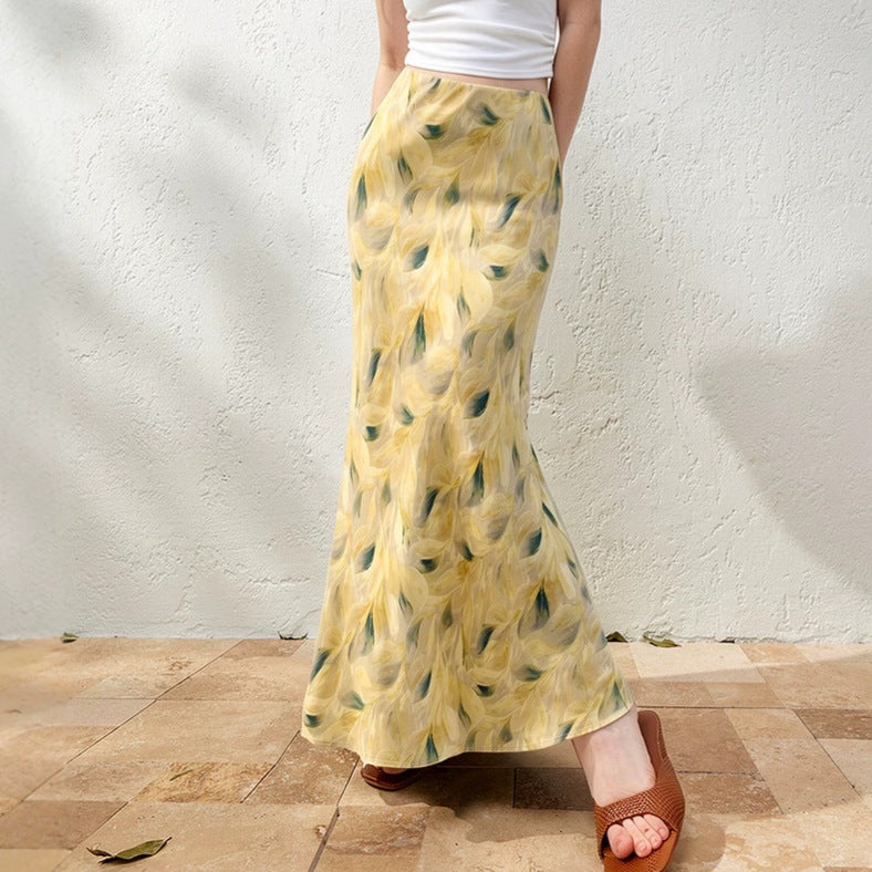 Women's flowing midi skirt with floral print and A-line silhouette in satin-like fabric Mune Fashion