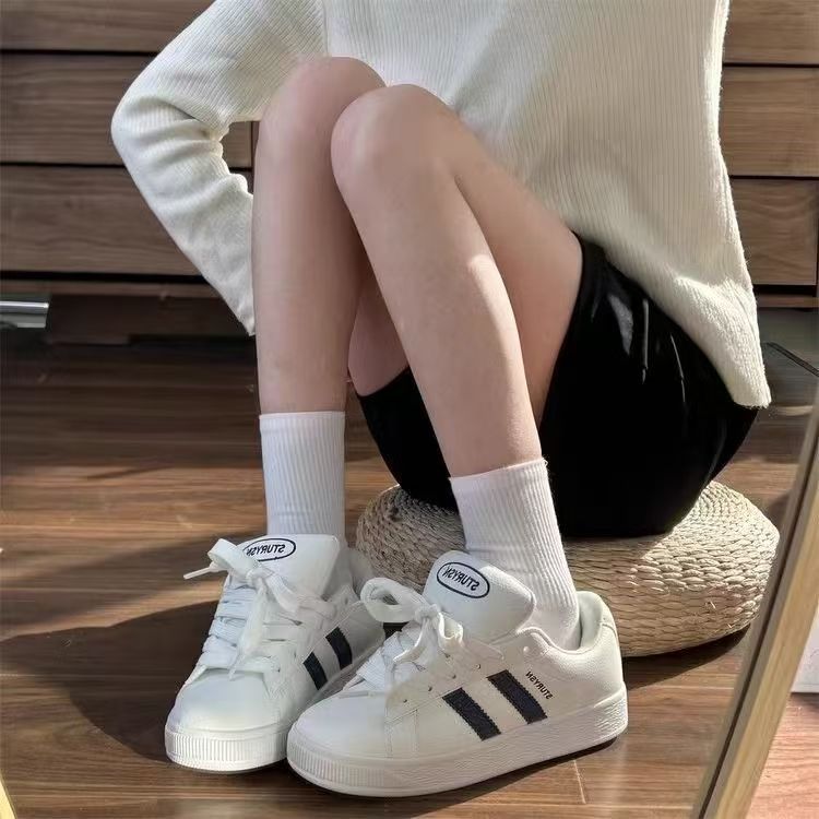 Women's fashionable sneakers with flat sole and breathable surface Mune Fashion