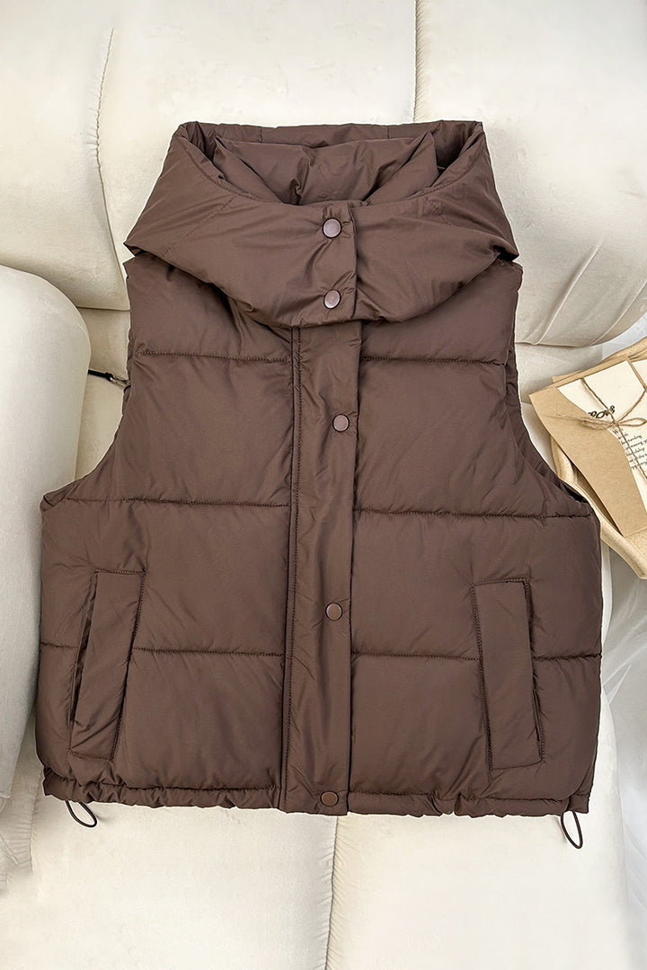 Women’s short quilted vest with voluminous stand-up collar, snap button placket, and adjustable drawstring hem Mune Fashion