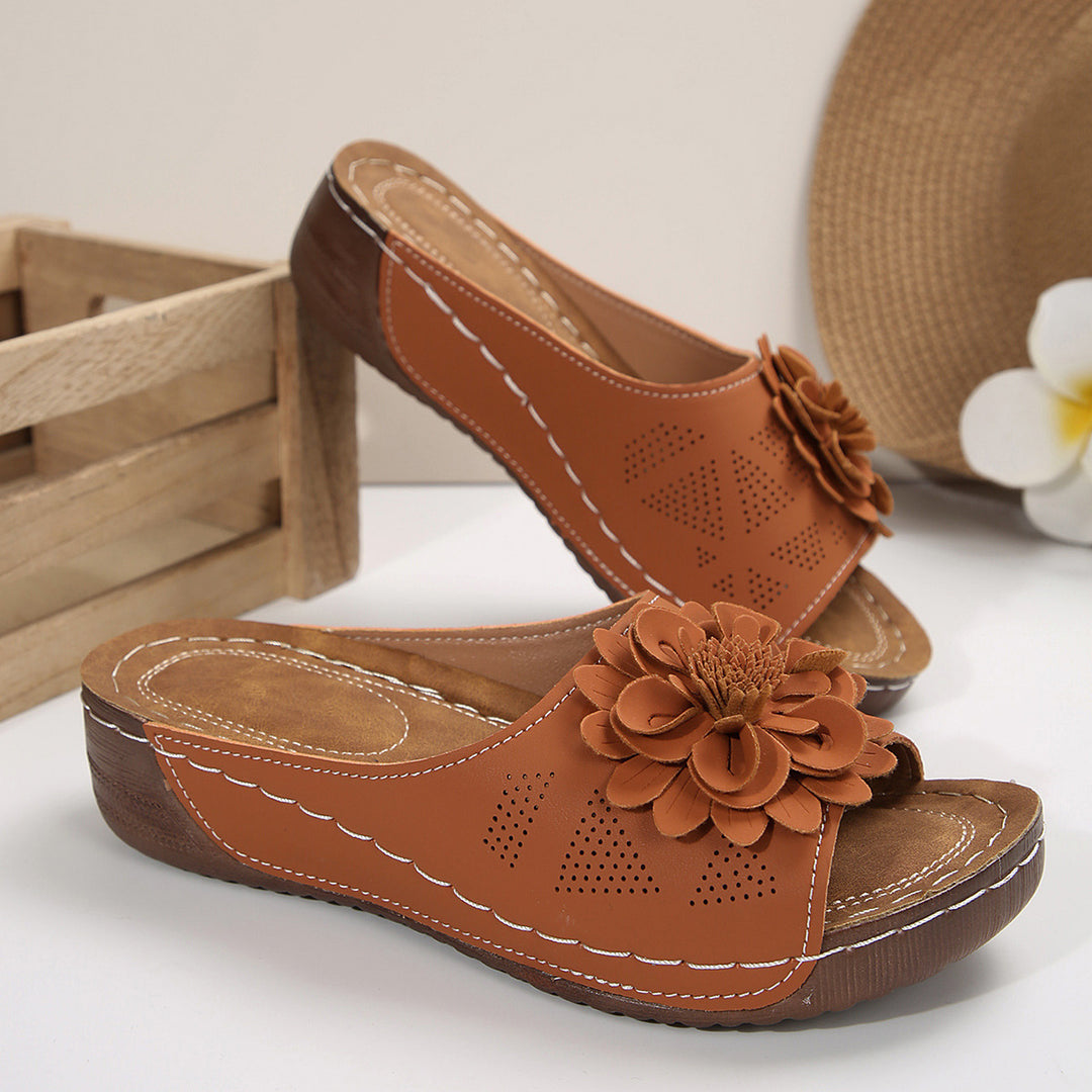 Women's comfortable slides made of synthetic leather with three-dimensional flower appliqué and ergonomic wedge sole Mune Fashion