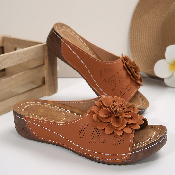 Women's comfortable slides made of synthetic leather with three-dimensional flower appliqué and ergonomic wedge sole Mune Fashion