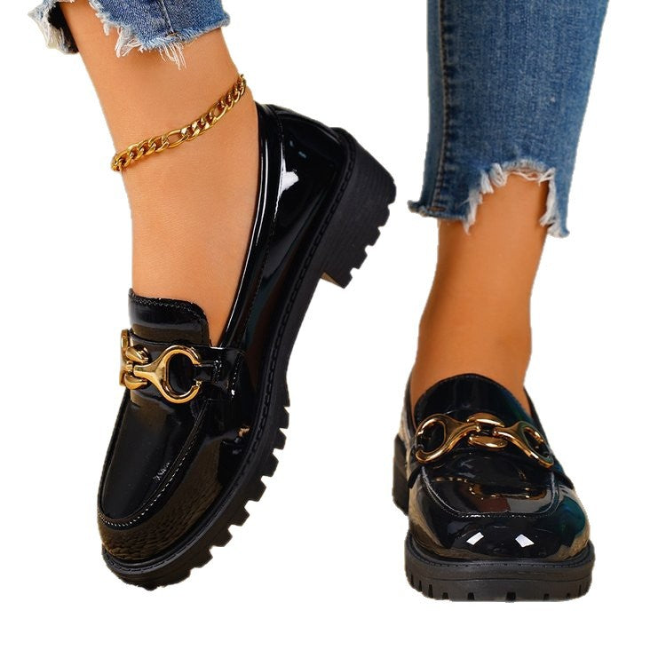 Women's nano-lacquered loafers with profiled tractor sole and golden decorative chain Mune Fashion