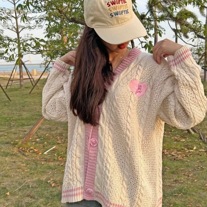 Women knitted cardigan with cable pattern V-neck and heart and star appliqués Mune Fashion