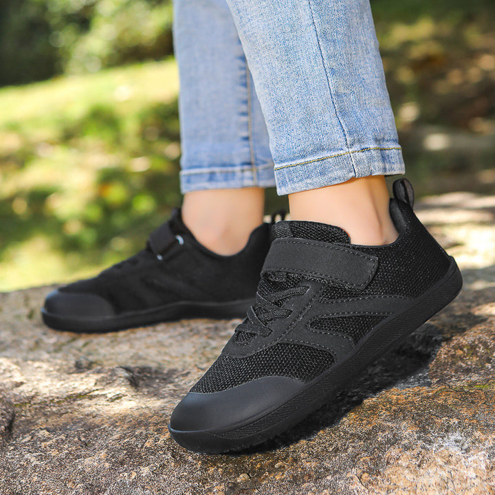 Unisex nan sporty everyday sneaker with Velcro fastening, flexible comfort insole and profiled multidirectional outsole Mune Fashion