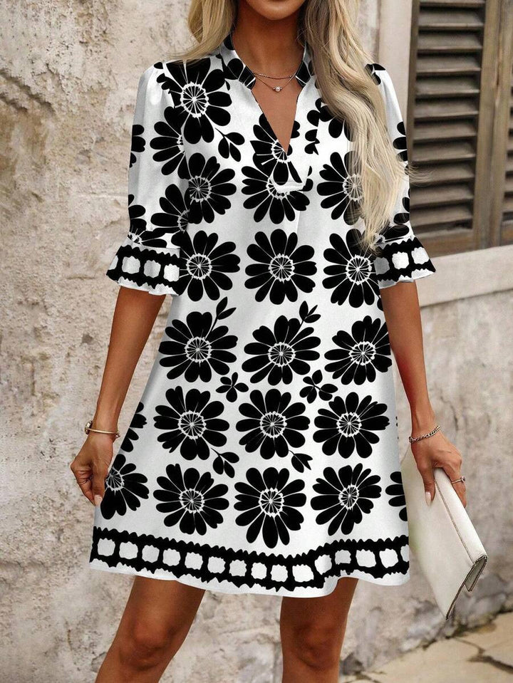 Women Short A-Line Dress with V-Neck and Large Floral Patterns Mune Fashion