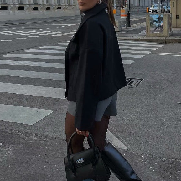Women’s short coat in oversized cut with double-breasted closure and wide lapel collar Mune Fashion