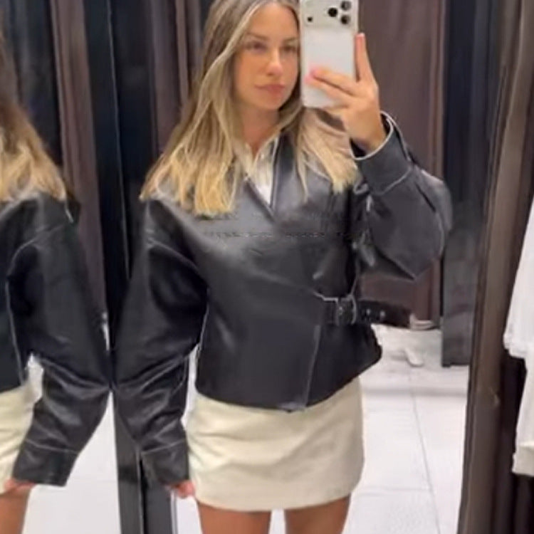 Women's short jacket made of synthetic leather with side buckle waist and voluminous raglan sleeves Mune Fashion