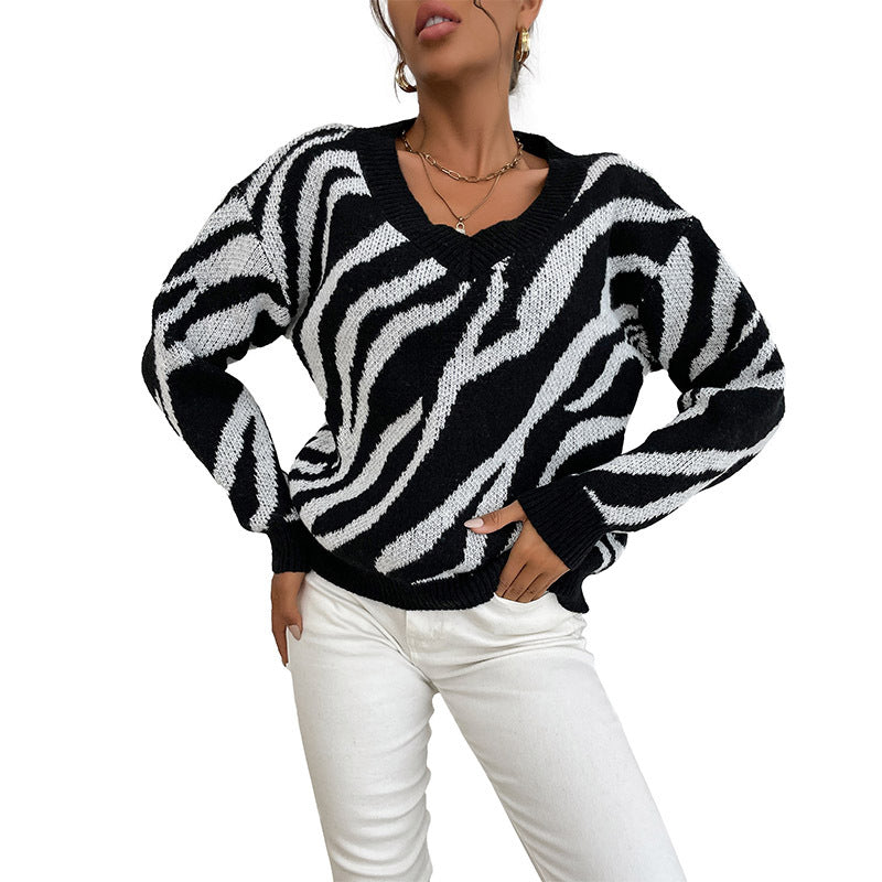 Women's Oversize V-Neck Sweater with Zebra Jacquard and Ribbed Cuffs Mune Fashion