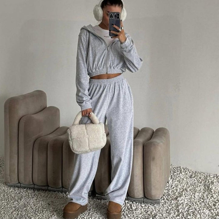 Women's velvet training suit two-piece with cropped hoodie and high waist jogger pants Mune Fashion