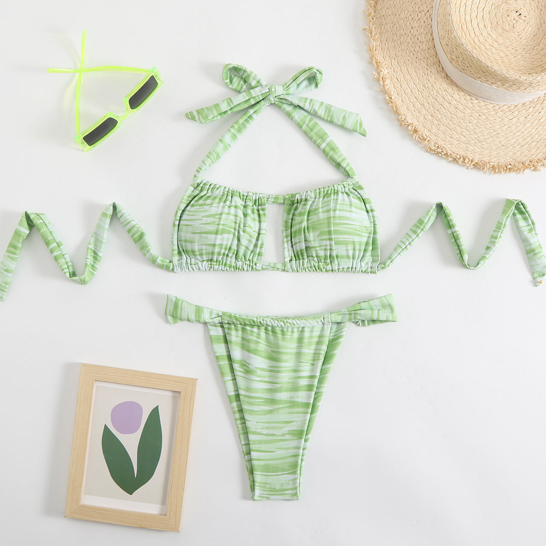 Women Bikini Set with playful back detail and floral pattern Mune Fashion