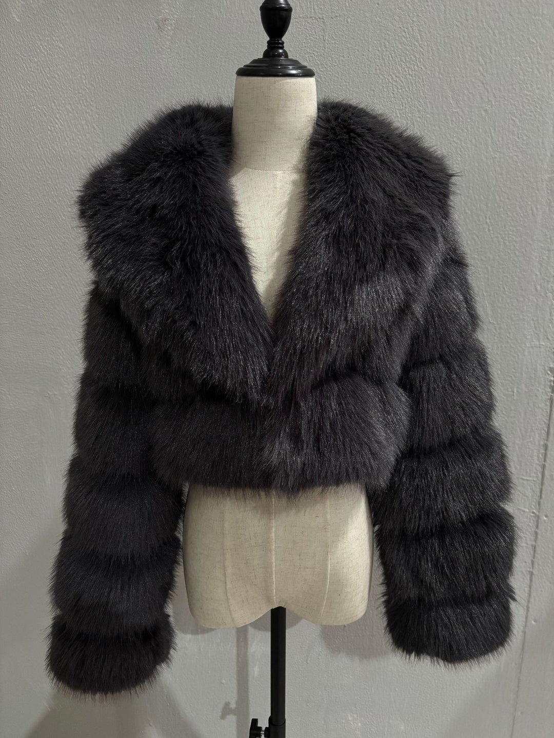 Ladies short-cut faux fur bolero jacket with voluminous shawl collar Mune Fashion