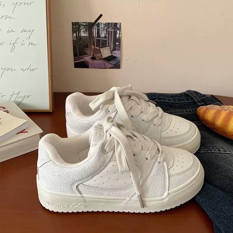 Women's sneakers in modern minimalist design with breathable surfaces and padded insole Mune Fashion