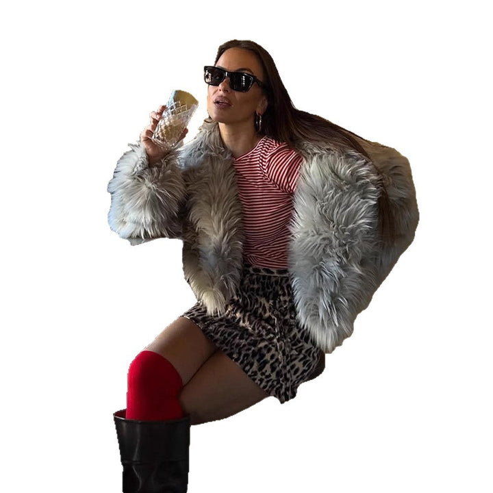 Women's short cut voluminous faux fur coat with shaggy texture Mune Fashion