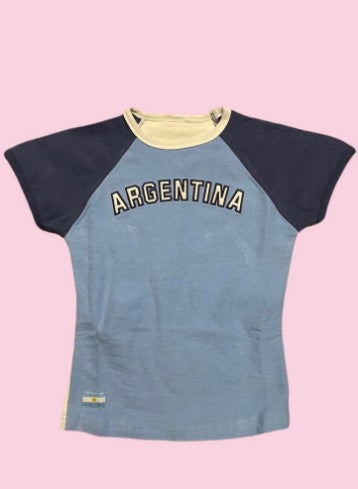 Women's fitted short-cut fan crop shirt with contrast collar and embroidered flag patch Mune Fashion