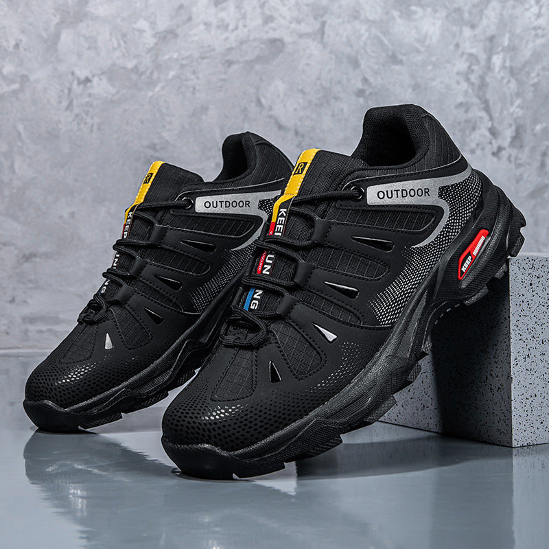 Men's lightweight trail and outdoor running shoe with a grippy studded sole and cushioned EVA midsole Mune Fashion