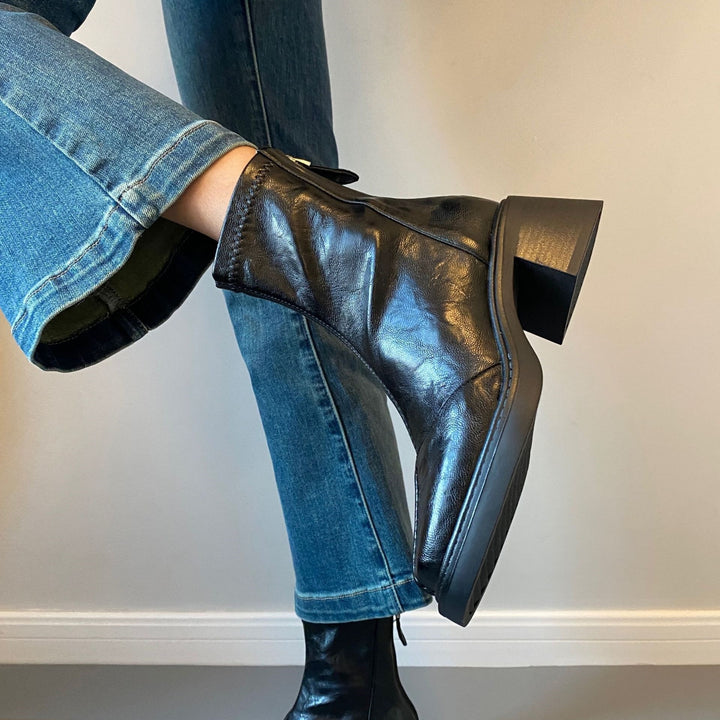Women's ankle-high leather ankle boots with square toe and back zipper Mune Fashion