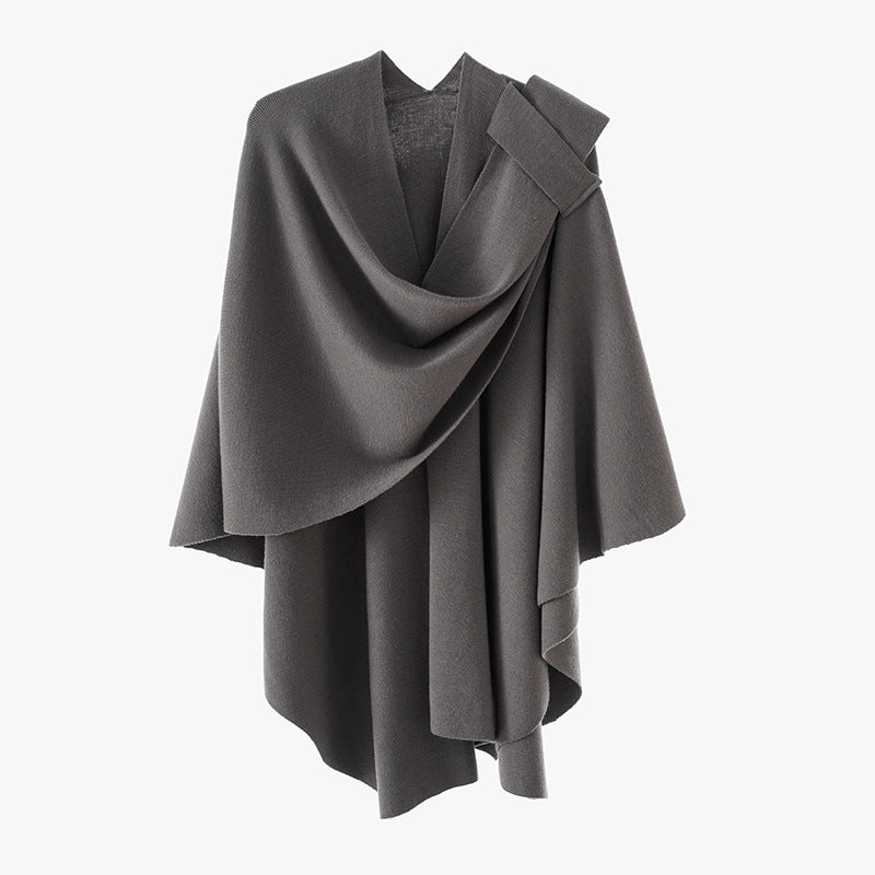 Women's hooded poncho made of fine knit with asymmetric hem Mune Fashion