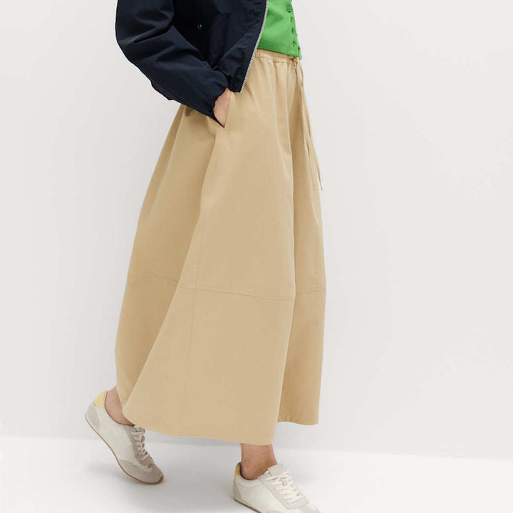 Women's midi skirt with elastic drawstring waist, side pockets and sporty A-line cut.