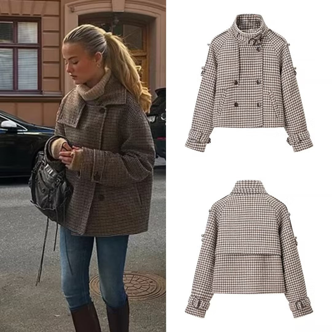 Ladies short jacket in houndstooth with stand-up collar, double-breasted and waist details Mune Fashion