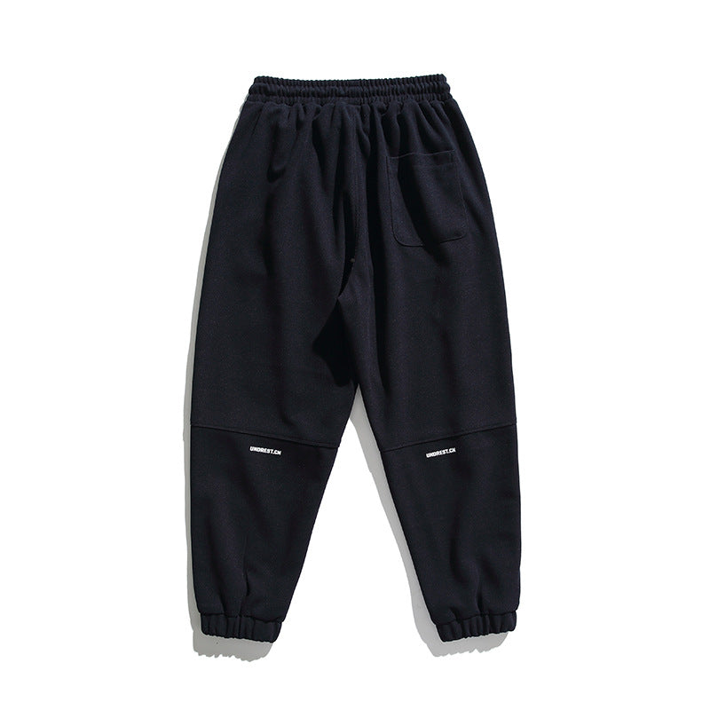 Unisex wide jogging pants in oversized cut with elastic waistband, knee panel and ribbed cuffs Mune Fashion