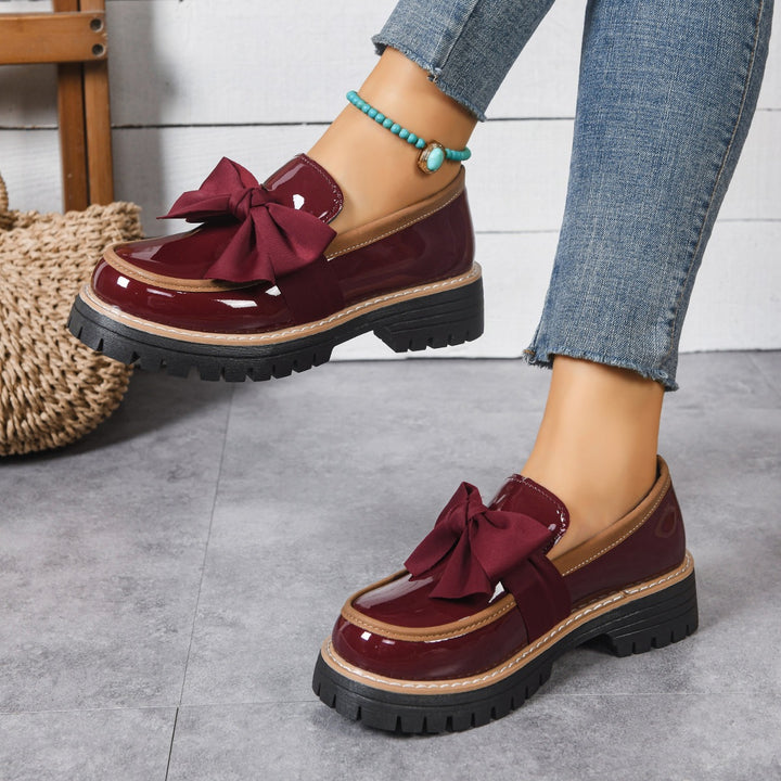 Women's patent leather loafers with large decorative bow and profiled rubber sole Mune Fashion