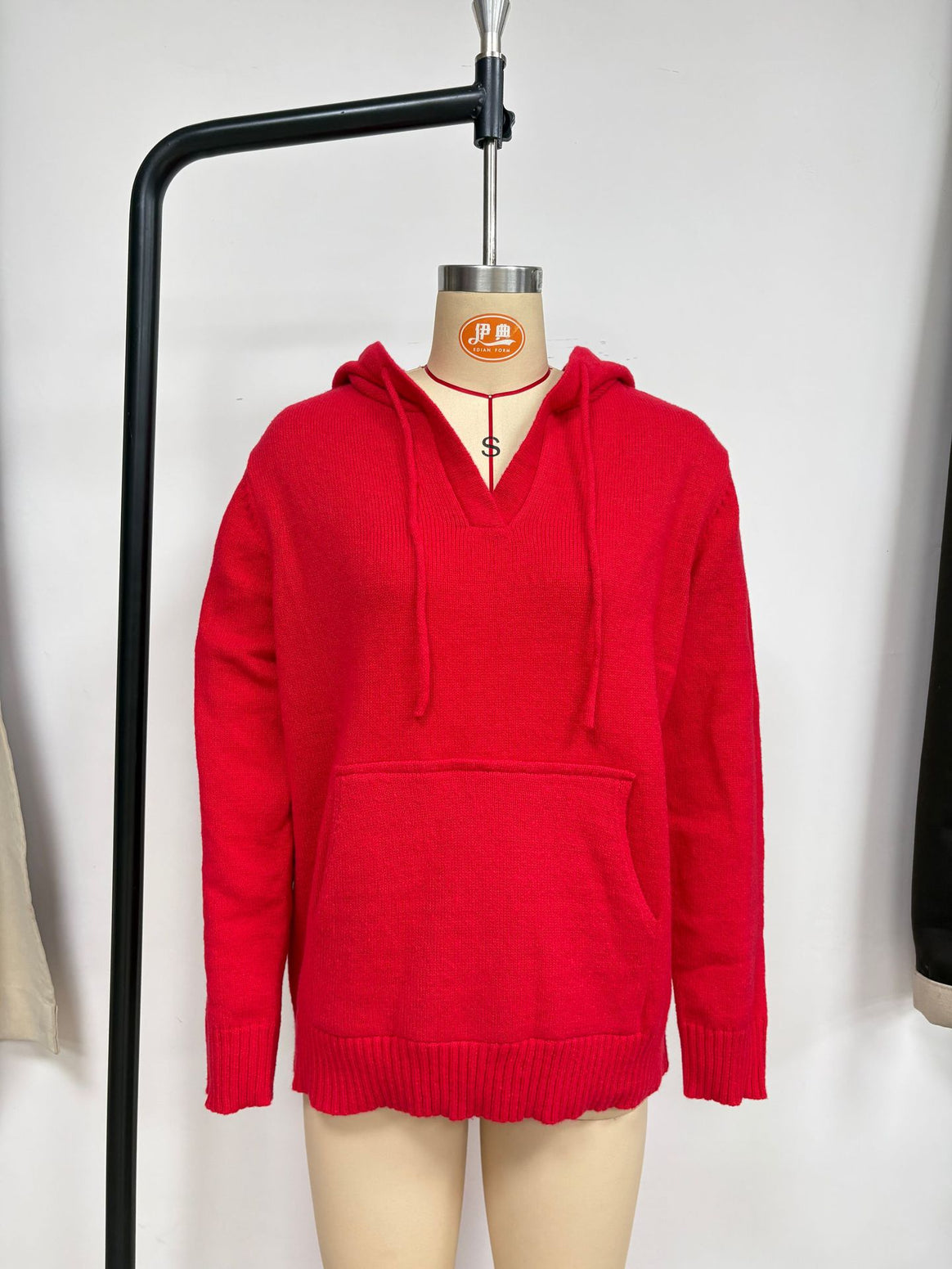 Ladies fine knit hoodie with V-neck and kangaroo pocket Mune Fashion