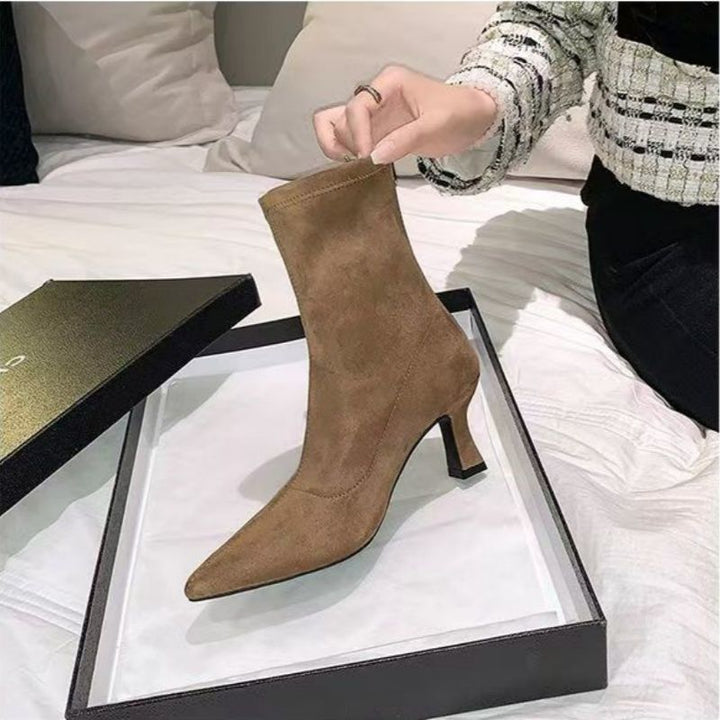 Women pointed toe ankle boots made of suede with sculpted heel and slim shaft Mune Fashion