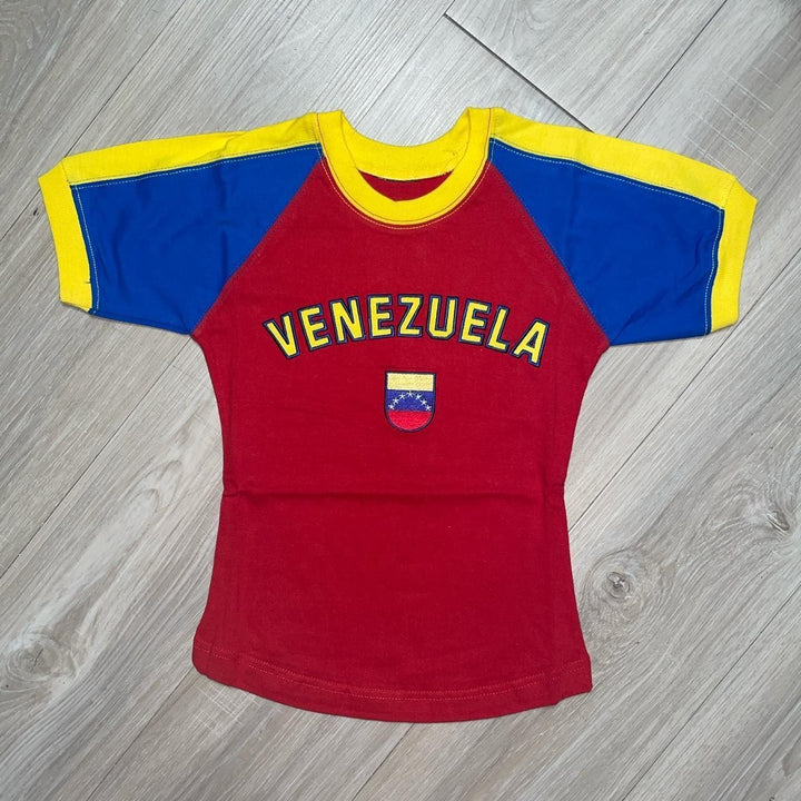Women's fitted short-cut fan crop shirt with contrast collar and embroidered flag patch Mune Fashion
