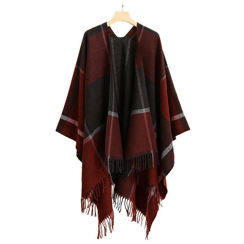 Women's Oversize Cape Poncho made of textured knit blend with V-neck, plaid pattern and fringes Mune Fashion