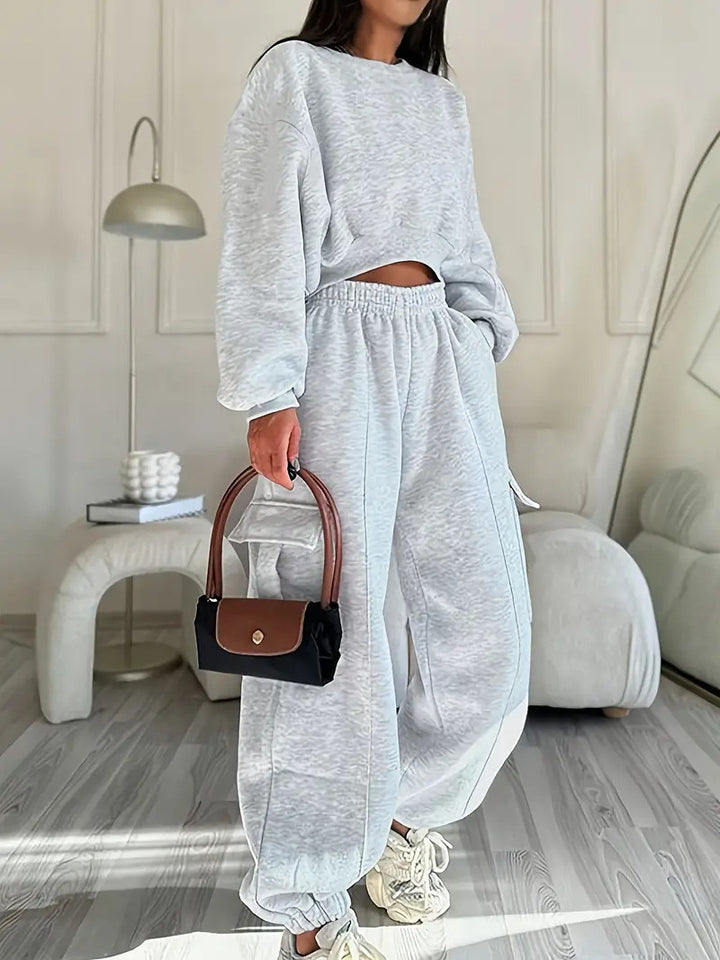 Women's comfortable cropped sweat set with oversized pullover and high-waist cargo jogger Mune Fashion