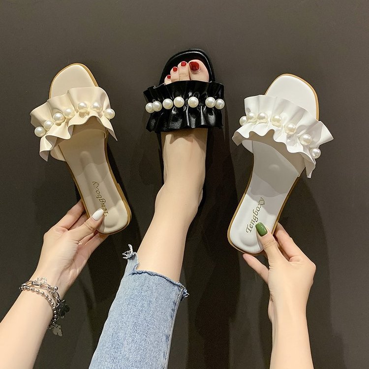 Ladies' ruffled slide sandals with pearl application and square toe Mune Fashion