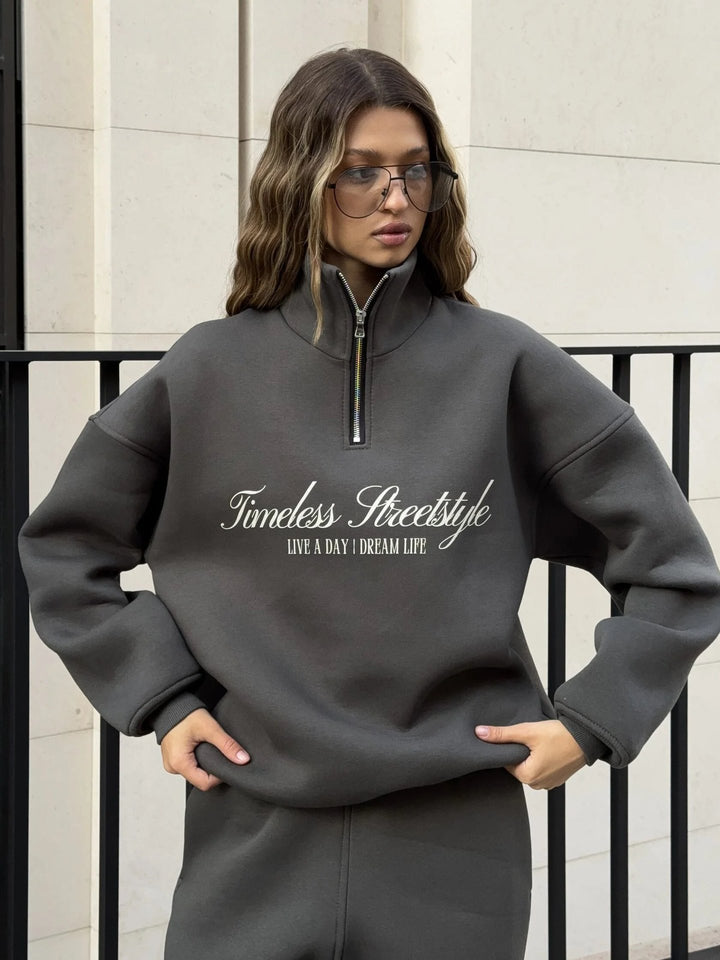 Women's oversized half-zip sweatshirt with high stand collar and statement print Mune Fashion